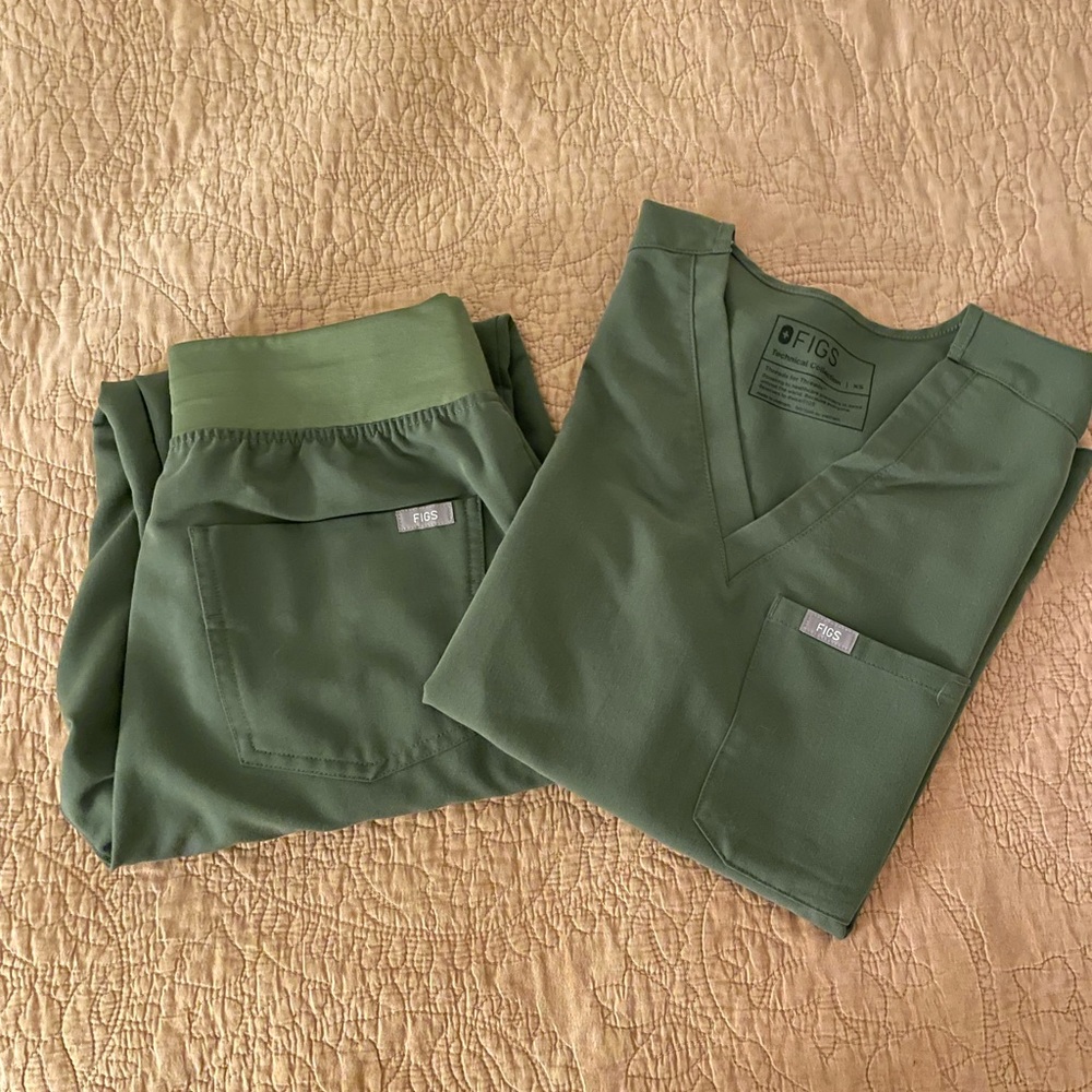 FIGS Olive Scrub set